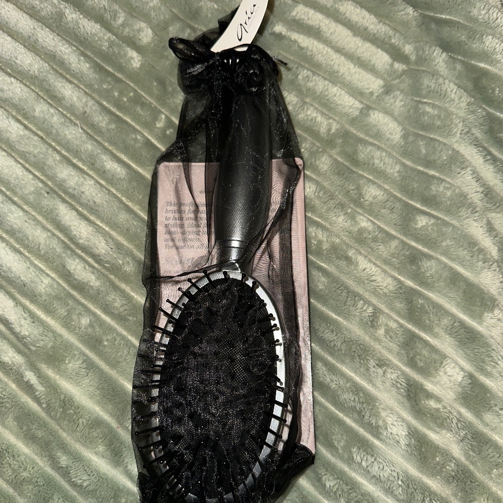 Arica Luxe Oval Detangling Brush
